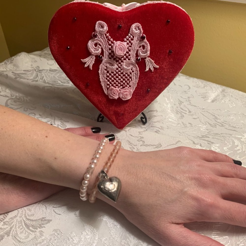 Pink Bracelets & Red Velvet Heart Container - Picture 2 of 6